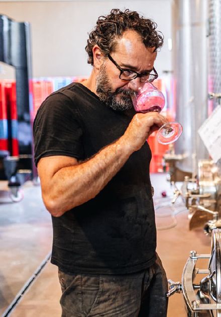 Filippo Manetti in cantina mentre assaggia un vino
